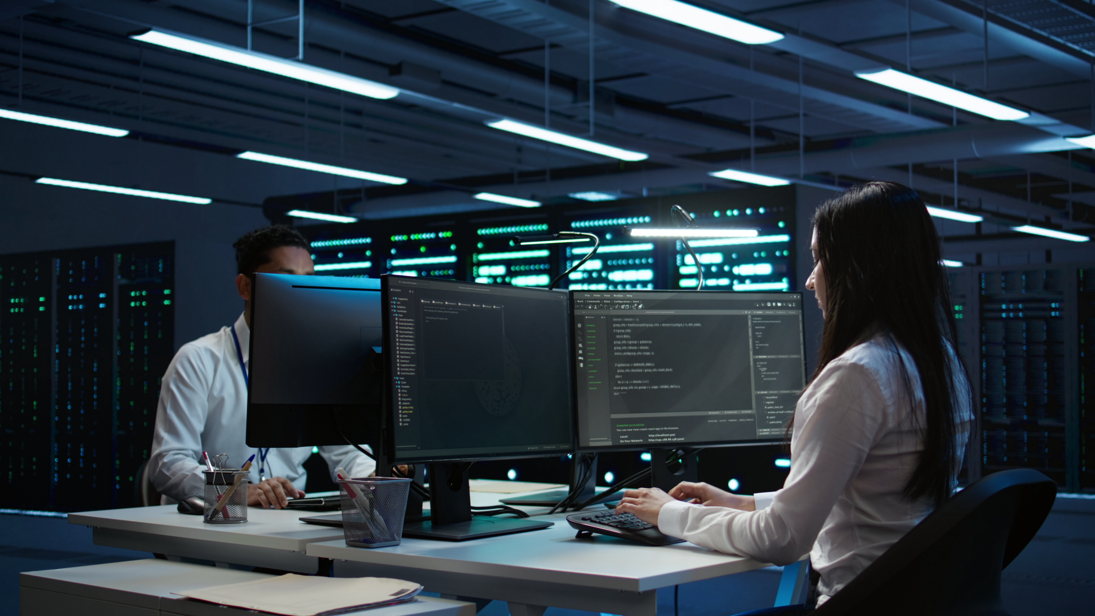 engineer-using-augmented-reality-tech-in-data-center-installing-software-troubleshooti.jpg